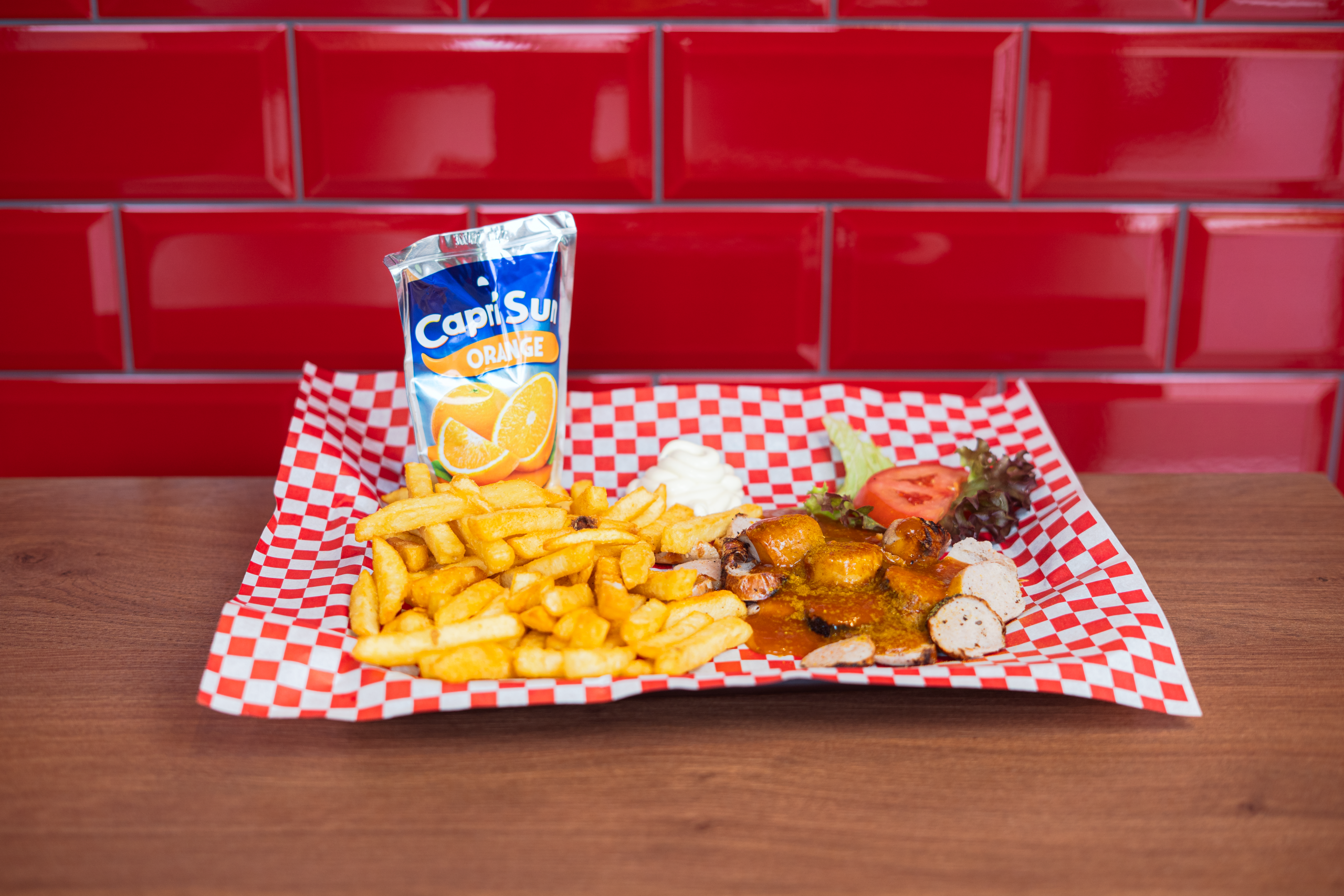 Menü 1 - Currywurst Pommes Mayo mit Capri-Sonne